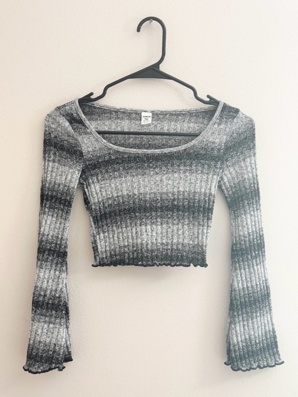 5/$15 🩷 SHEIN Black & Gray Striped Ribbed Long Sleeve Cropped Top